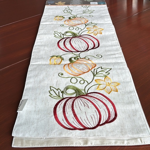 Artisan Harvest Table Runner,embroidered pumpkins/flowers, 90% poly,10% linen - Picture 5 of 10
